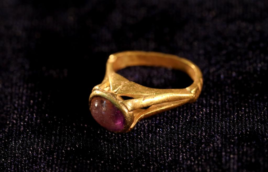 Arqueólogos israelíes encuentran un anillo de oro de 1.300 años de antigüedad