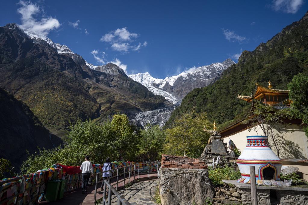 Yunnan: Vista del Glaciar Mingyong y pico principal de las Montañas Nevadas Meili