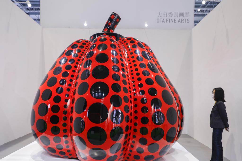 Gran calabaza creada por Yayoi Kusama en IV Exposición Internacional de Importaciones de China