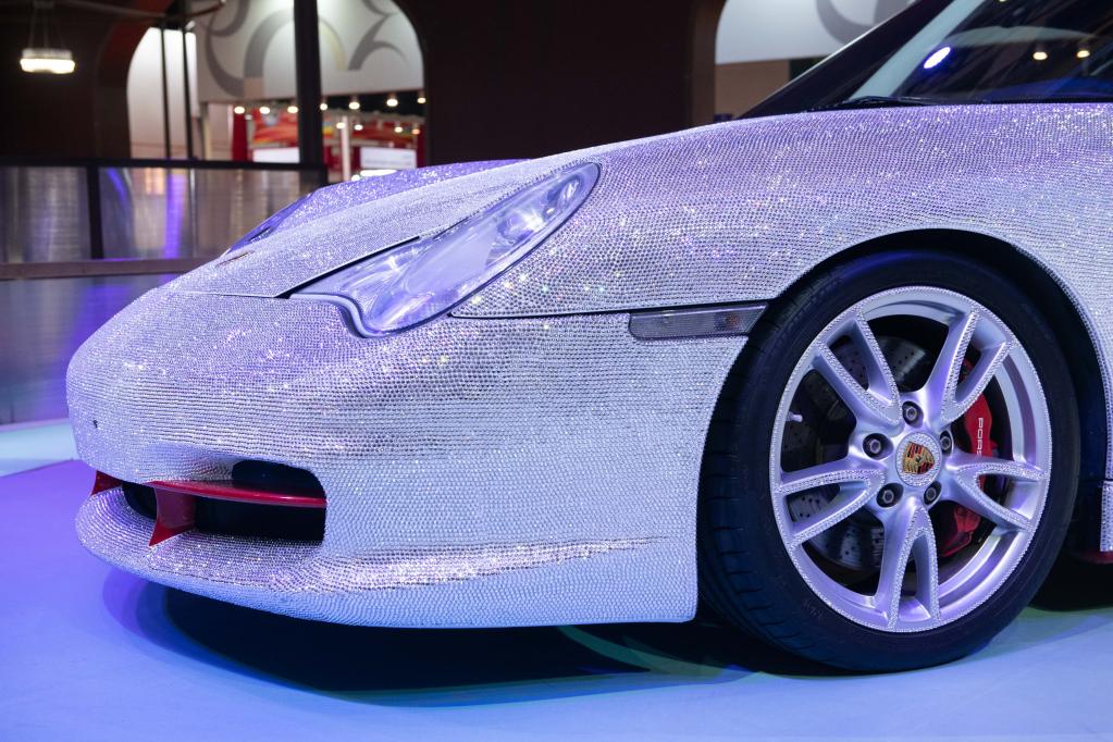 Automóvil de la marca Porsche decorado con gemas en Zona de Exposición de Bienes de Consumo de la IV CIIE