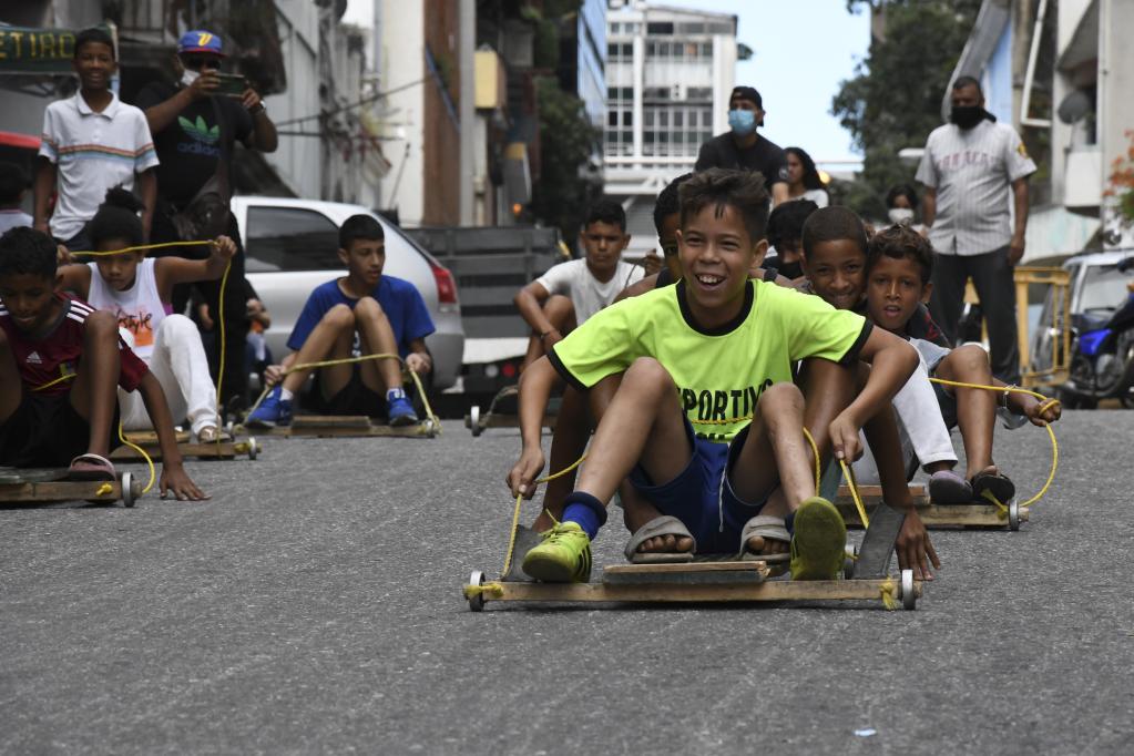 Carrera de carritos artesanales de madera en Caracas, Venezuela