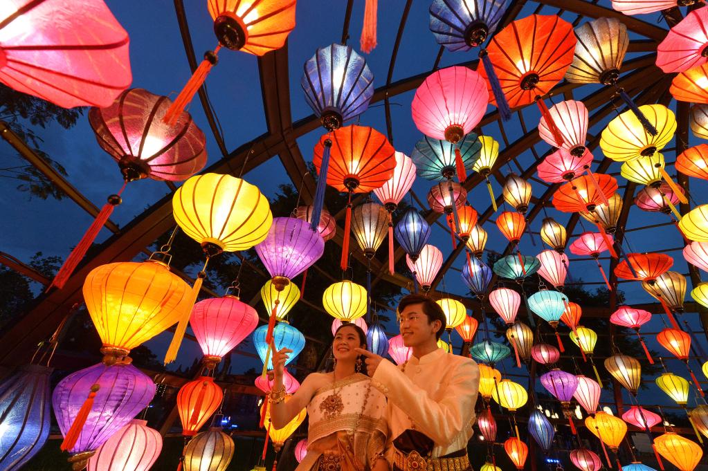 Personas visitan espectáculo previo al Festival Internacional de Linternas y Alimentos de Tailandia en Muangboran