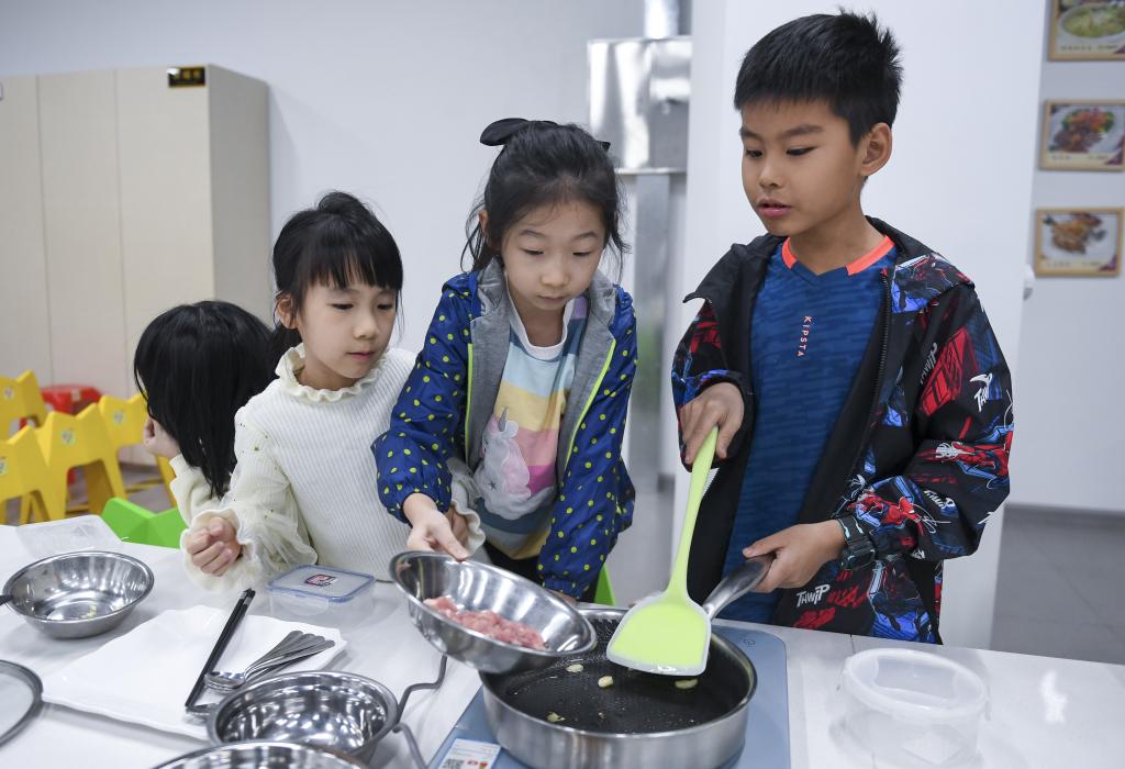 Guangdong: Alumnos aprenden a cocinar en centro de entrenamiento Pequeño Chef en distrito de Shunde