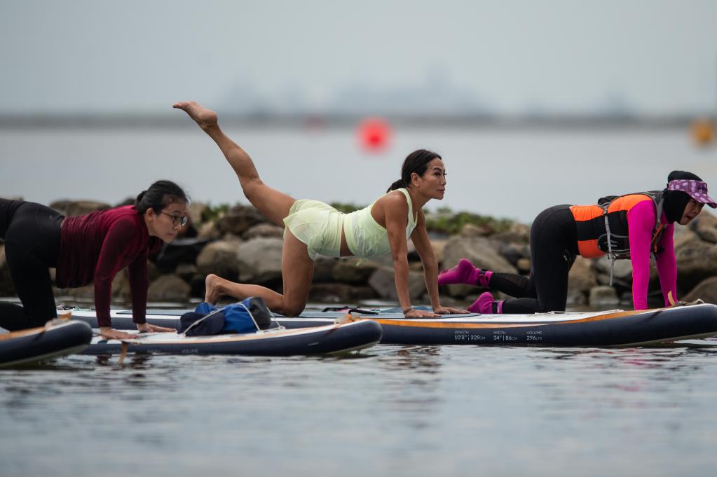 Indonesia: Personas practican yoga sobre tabla de paddle