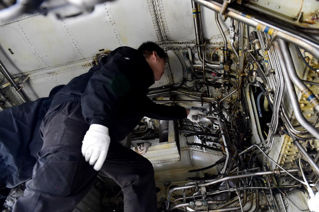 Anhui: Técnicos desmantelan un avión en Hefei