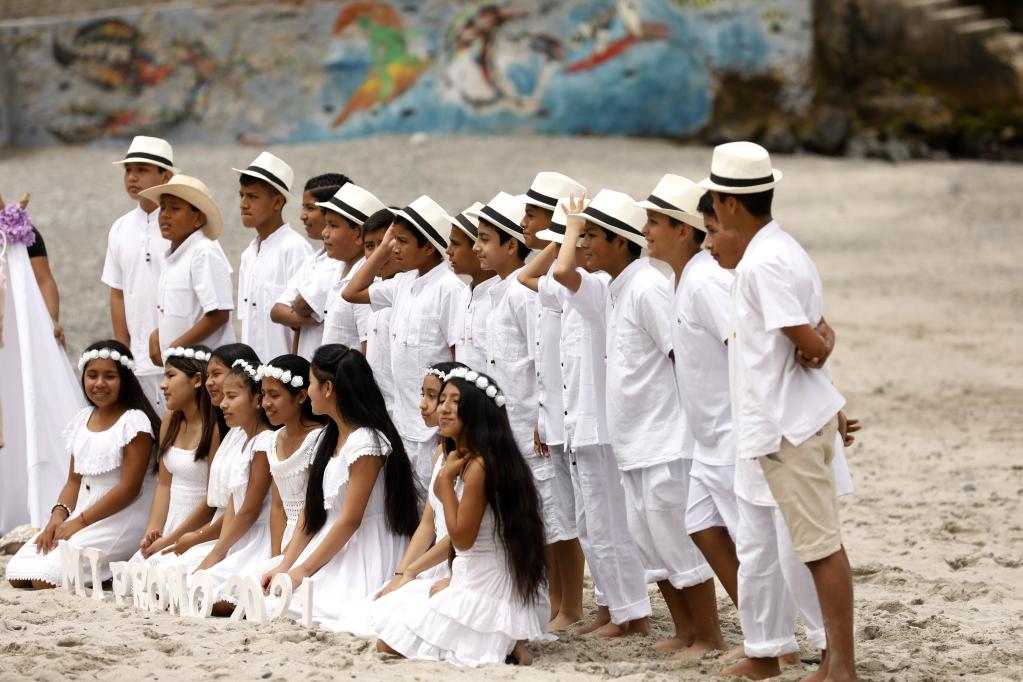 Estudiantes asisten a sesión de fotografías grupales en Playa San Bartolo, Perú