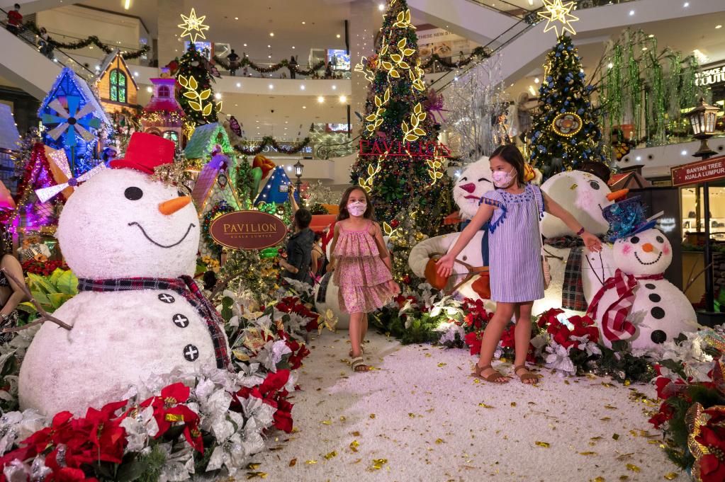 Decoraciones festivas en un centro comercial en Kuala Lumpur, Malasia