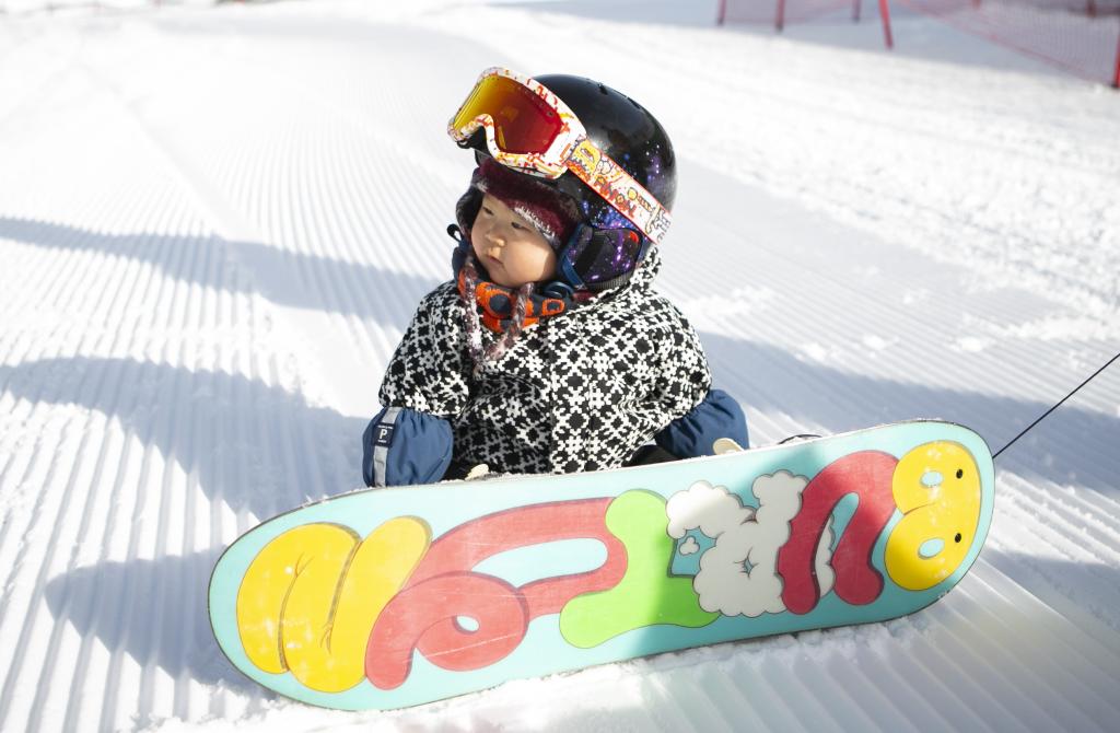 Bebé de 11 meses practica esquí en Zhangjiakou, Hebei