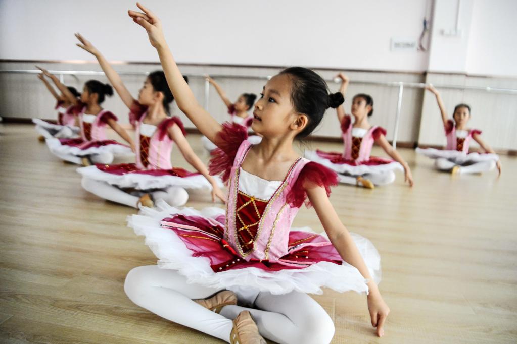 Guangxi: Niñas practican ballet en centro de arte