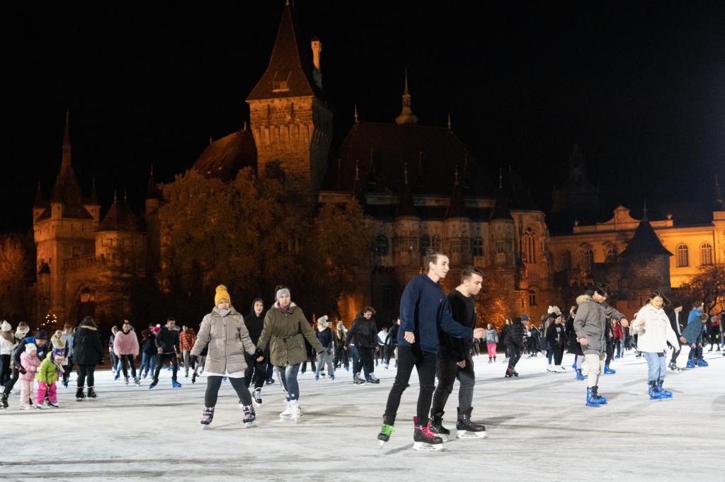 Personas patinan en Pista de Hielo del Parque de la Ciudad en Budapest, Hungría