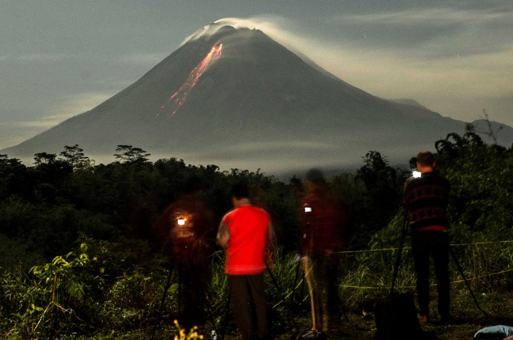 Materiales volcánicos y humo blanco emanan del monte Merapi
