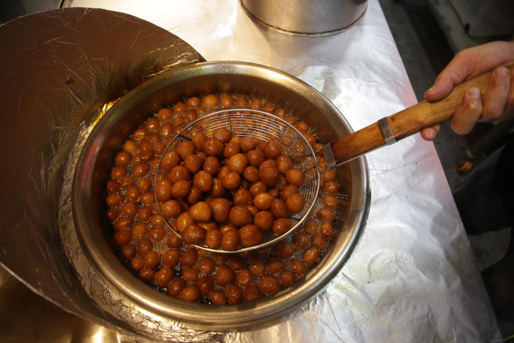 Luqmat al Qadi, una pasta tradicional hecha de masa fermentada y frita, empapada en almíbar