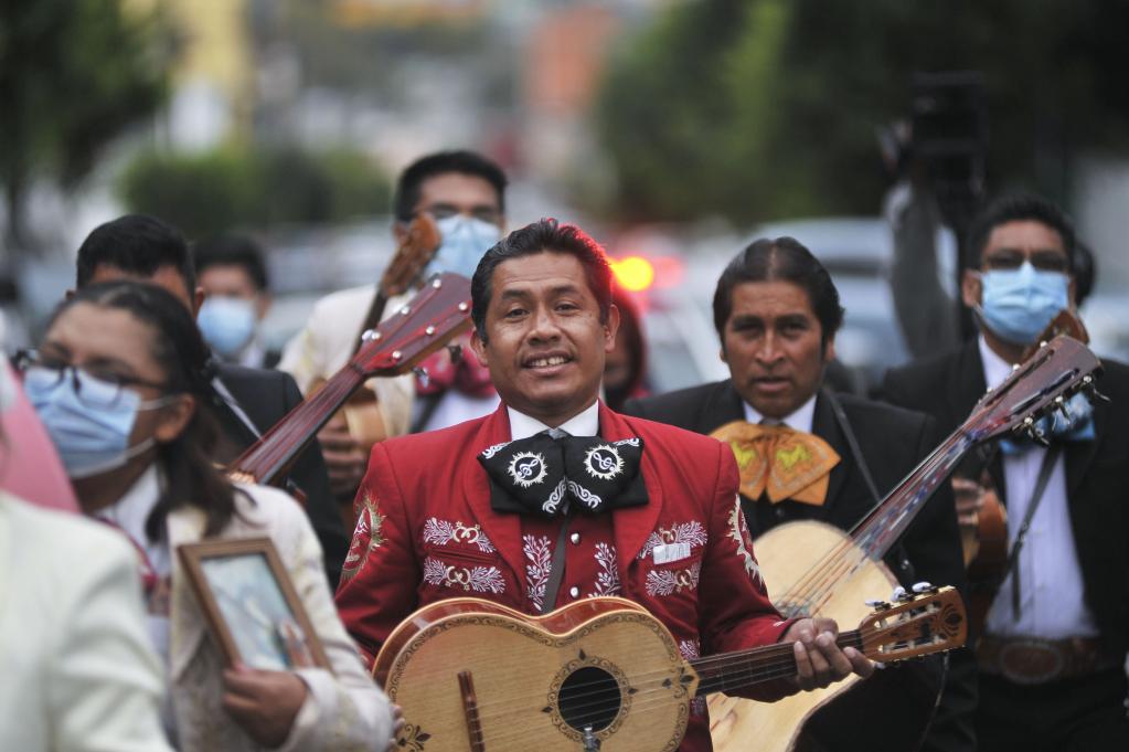 Mariachis participan en procesión en el marco del Día Internacional del Músico en Tlaxcala, México