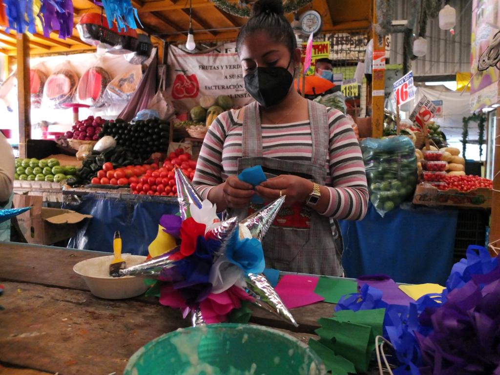 Mujeres elaboran piñatas en mercado de Jamaica en la Ciudad de México