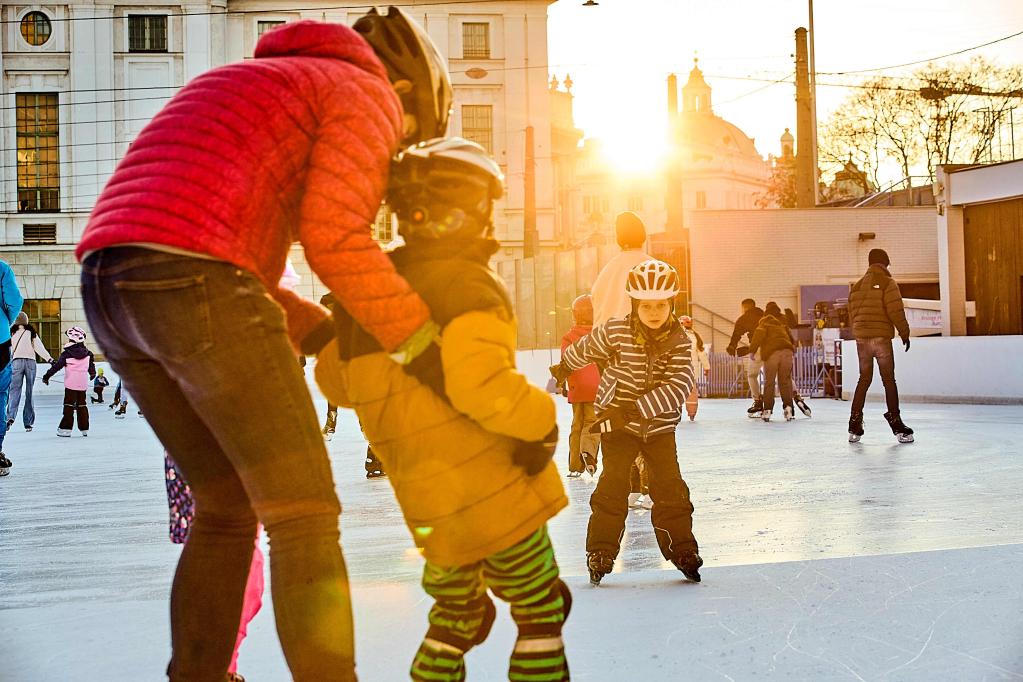 Personas patinan en pista de patinaje en Viena, Austria