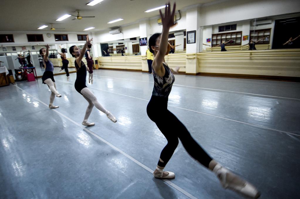 Estudiantes de escuela de ballet ensayan en estudio en Yakarta, Indonesia