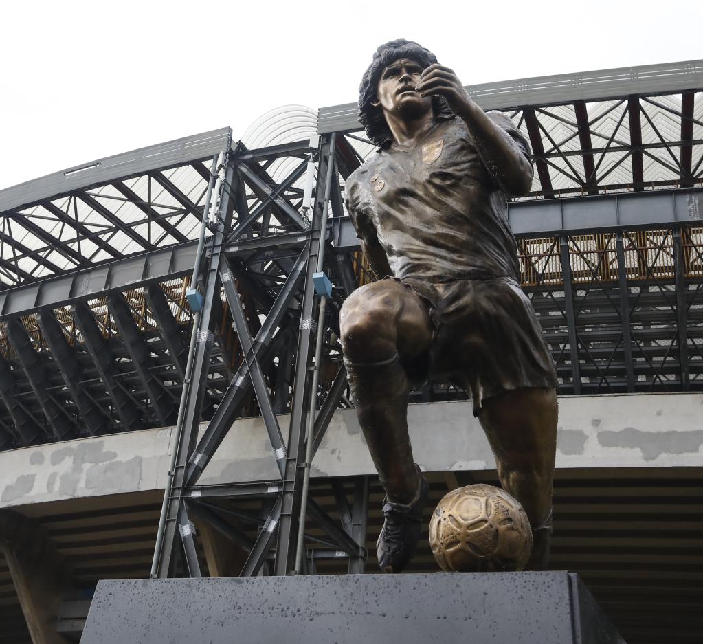 Estatua del ícono del Diego Maradona en el primer aniversario de su fallecimiento en Nápoles, Italia