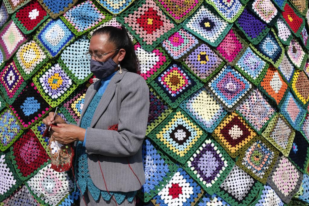 Mujer mexicana teje carpetas con estambres de colores para decoración de árbol de Navidad monumental