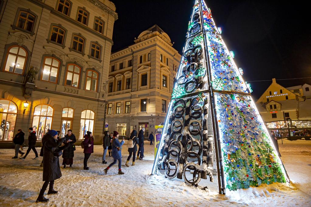Árbol de Navidad hecho con desechos en Letonia