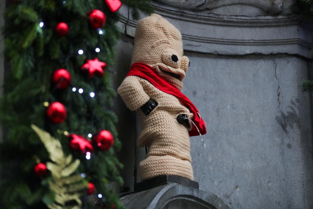 Bélgica: Estatua Manneken-Pis viste un disfraz para conmemorar Día Mundial del SIDA