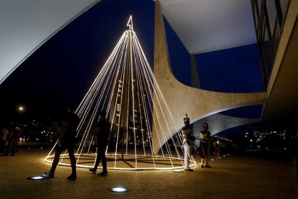 Árbol de Navidad frente al Palacio de Planalto en Brasilia