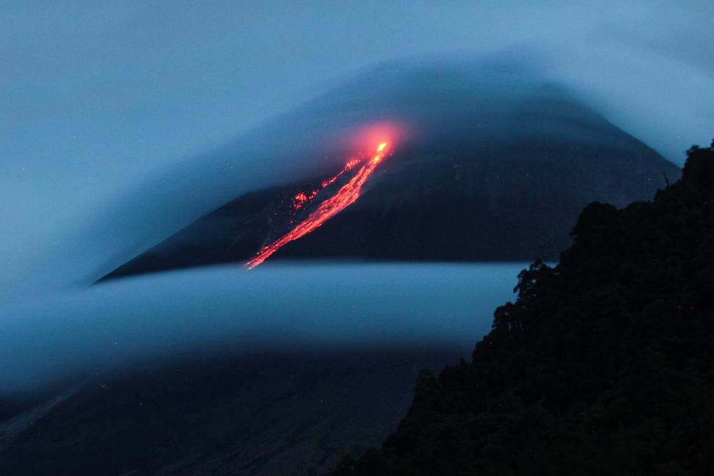Indonesia: Materiales volcánicos emanan del monte Merapi
