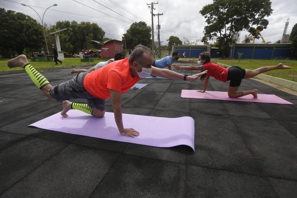 Personas practican yoga en Brasilia, Brasil