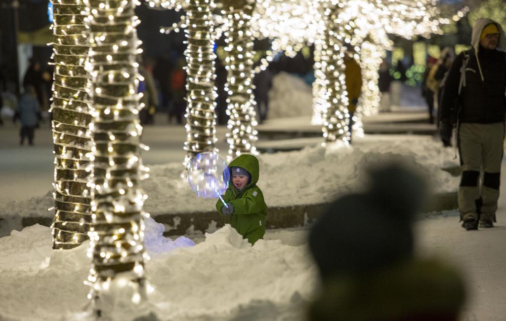 Personas disfrutan de luces navideñas en Ogre, Letonia