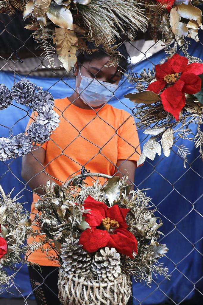 Honduras: Elaboran arreglos y árboles navideños