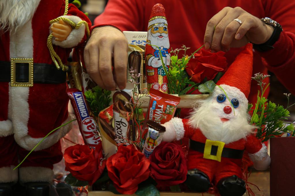Decoraciones navideñas en tiendas en la Ciudad de Gaza