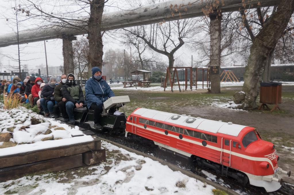 Hungría: Personas viajan en vagones de tren miniatura durante Celebraciones de Santa