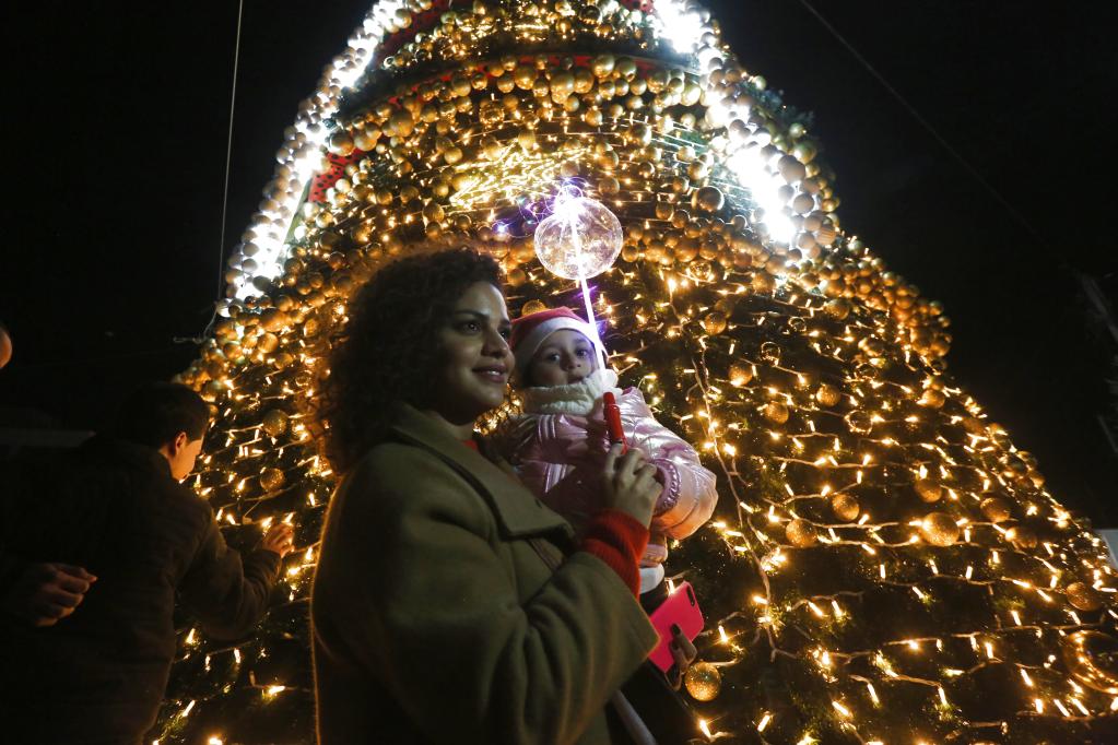 Ceremonia de iluminación de un árbol de Navidad en la ciudad cisjordana de Ramallah
