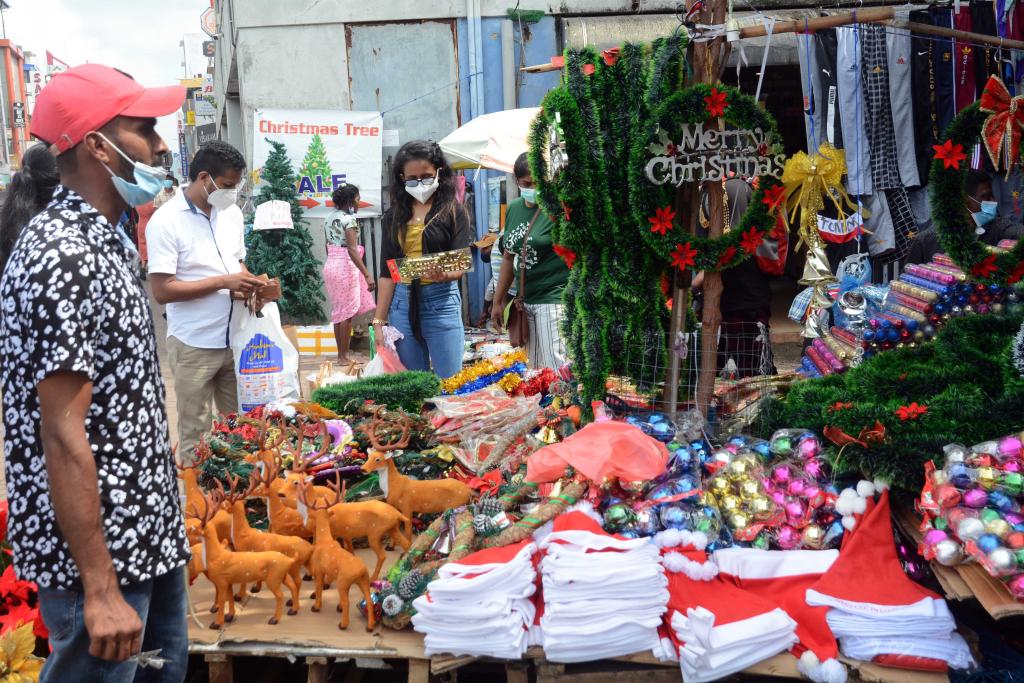 Decoraciones navideñas en un mercado en Colombo, Sri Lanka