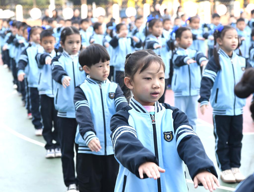Estudiantes realizan presentación en escuela primaria en Nanning, Guangxi