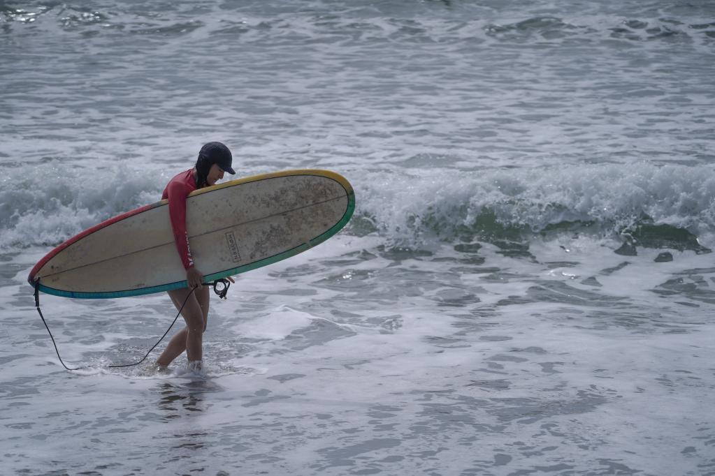 Panamá: Personas surfean en el mar en Playa Venao