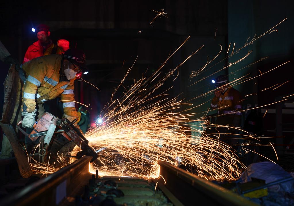 Trabajadores de mantenimiento cambian rieles en un ferrocarril de alta velocidad en Shanghai