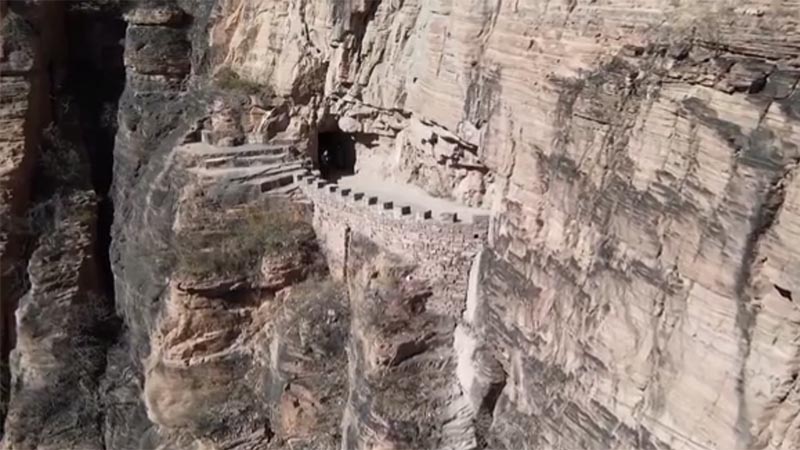 Carretera al borde del precipicio se convierte en un destino turístico en Hebei