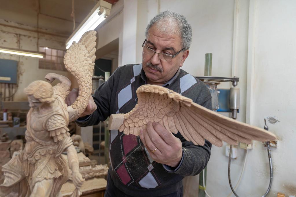 Escultores trabajan en esculturas de madera de olivo para próxima Navidad en Belén