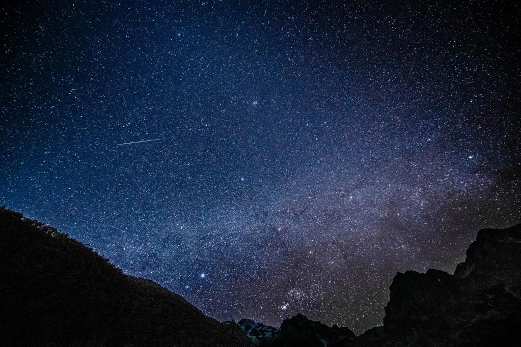 Yunnan: Lluvia de meteoritos de Gemínidas en la montaña nevada de Yulong