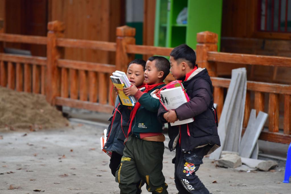 Guangxi: Centro de enseñanza de aldea de Wuying mejora entorno de estudio