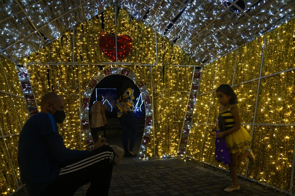 Luces navideñas en el parque Cuscatlán en San Salvador