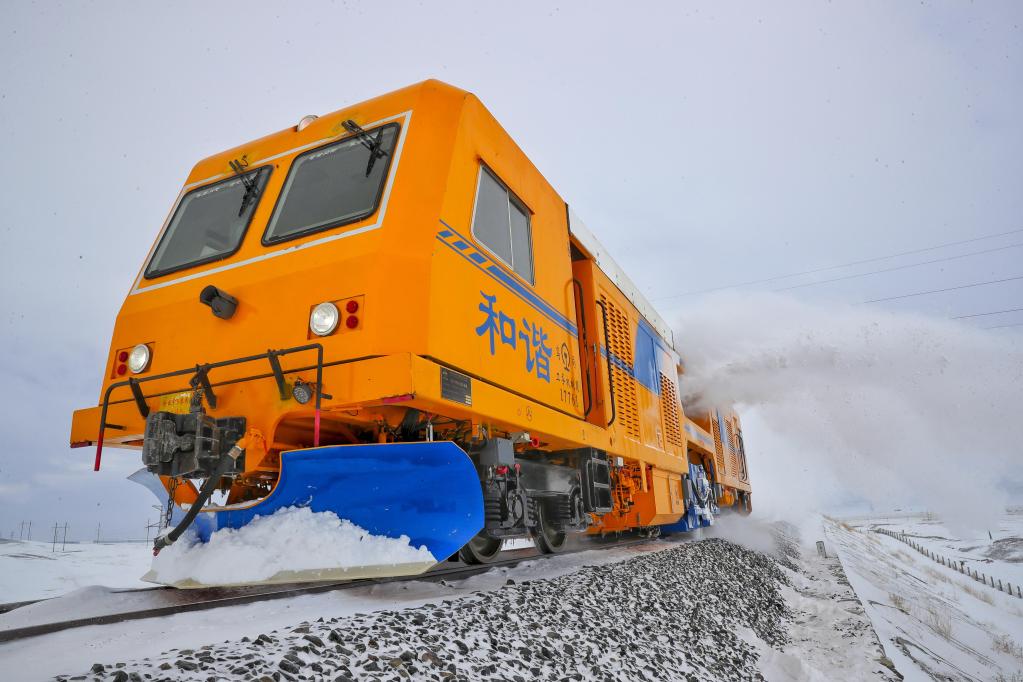 Xinjiang: Vehículo de remoción de nieve circula a lo largo de la vía de ferrocarril Karamey-Tacheng