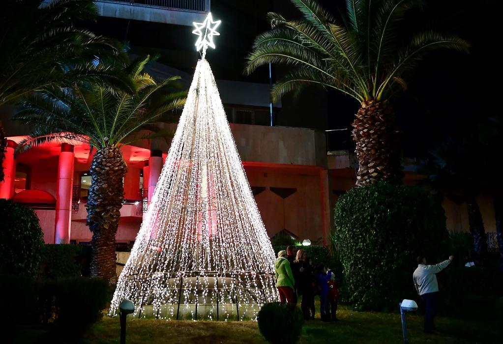 Sirios disfrutan del ambiente festivo de la temporada de vacaciones de Navidad y Año Nuevo en Damasco