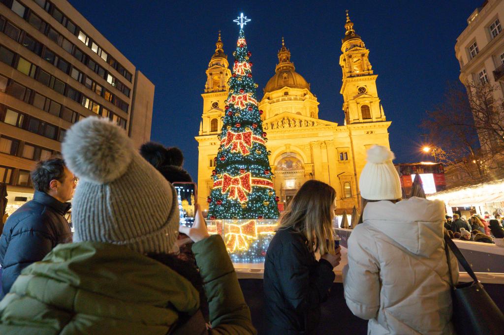 Personas disfrutan temporada navideña en Festival de Adviento en Basílica de Budapest, Hungría