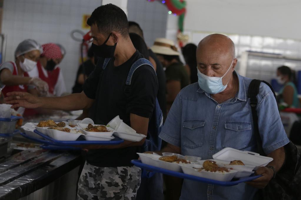 Ofrecen almuerzo especial de Navidad a población vulnerable en Samambaia, Brasil