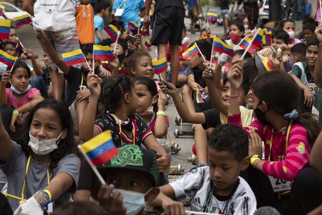 Niños participan en carrera de carruchas en Caracas, Venezuela