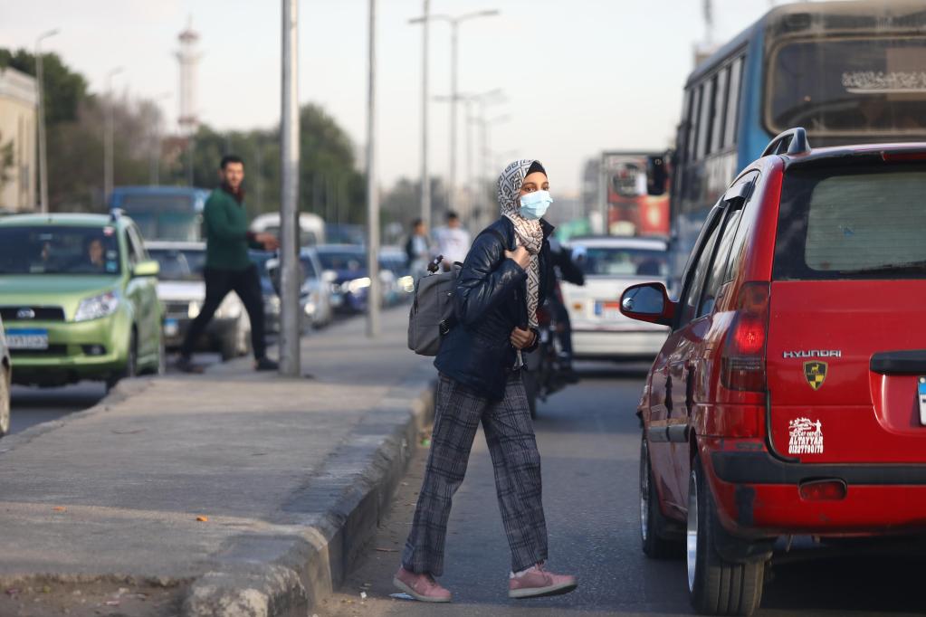 Personas portan mascarillas en El Cairo, Egipto