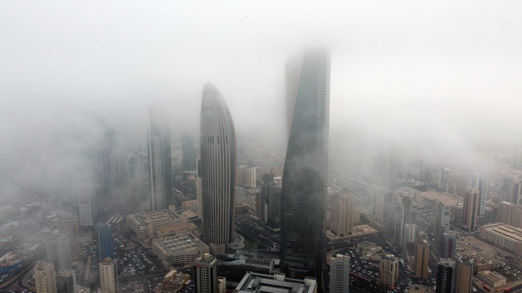 Edificios envueltos en niebla en la Ciudad de Kuwait