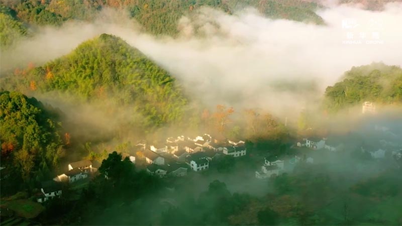 Anhui: Villa antigua de Baishiling en medio de neblina