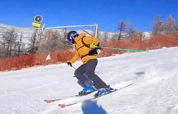Estación de esquí de Xinjiang atrae a visitantes para disfrutar de actividades de deportes de invierno